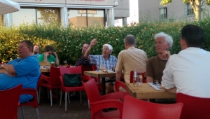 De Raadsheer op het terras van Café Boulevard