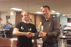 Harmen feliciteert Henny